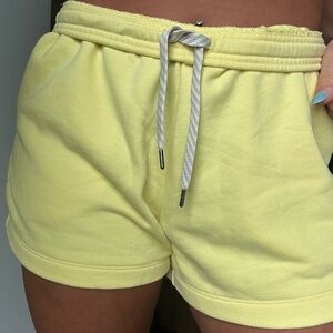 Vuori Sedona Sport Short -yellow (size small)